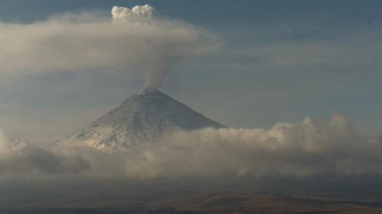 Vista del volcán Cotopaxi la noche del 1 de febrero de 2023.