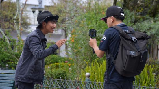 Jóvenes graban videos en Cuenca, en junio de 2022. 