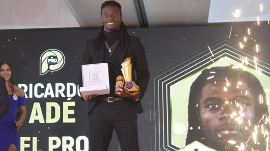 Ricardo Adé recibe el premio El Pro, como mejor jugador del campeonato ecuatoriano 2022. 