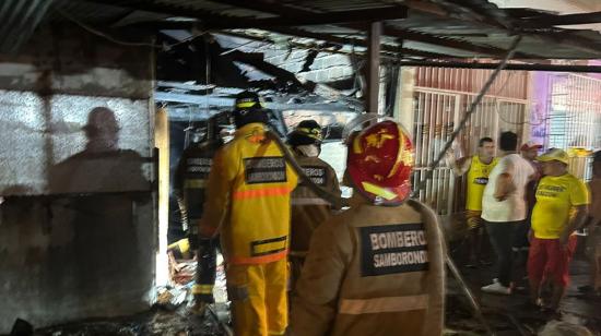 Bomberos de varios cantones, entre ellos de Samborondón, atendieron el incendio en Yaguachi, la noche del 2 de febrero de 2023.