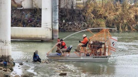 Momento del rescate de una madre y su hijo ecuatorianos, en medio del río Bravo, en México, el 1 de febrero de 2023.