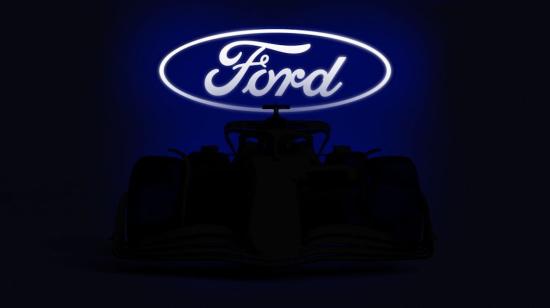 Monoplaza con el logo de la marca Ford encendida.