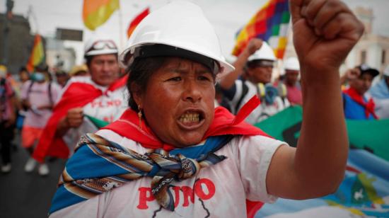 Una mujer grita arengas mientras participa en una nueva manifestación antigubernamental, el 2 de febrero de 2023, en Lima. Esto, mientras el Congreso de Perú no logra consensos para adelantar elecciones. 