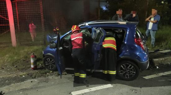 Un auto accidentado en la avenida Oswaldo Guayasamín, de Quito, en julio de 2022.