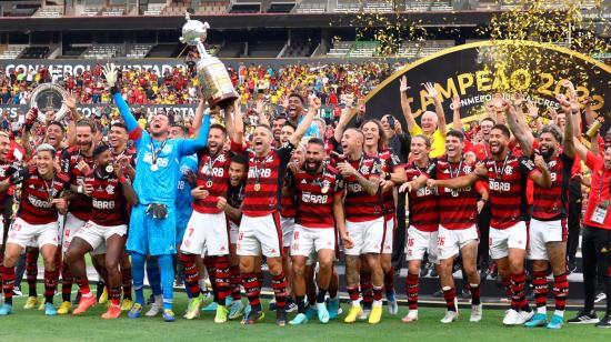Los jugadores de Flamengo celebran el título de la Copa Libertadores, en el estadio Banco Pichincha en Guayaquil, el 29 de octubre de 2022.