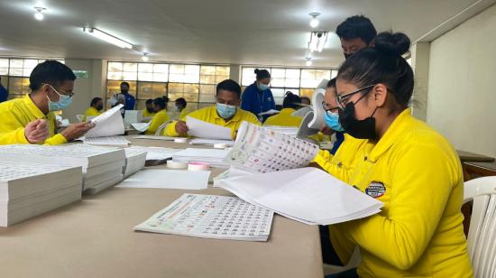 Personal del IGM trabaja en la impresión de las papeletas para las elecciones, este 19 de enero de 2023.