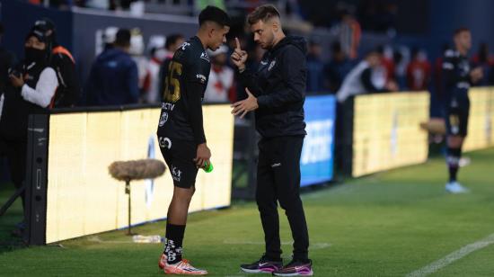 Kendry Páez recibe indicaciones del entrenador Martín Anselmi, el 3 de febrero de 2023, en el estadio Banco Guayaquil de IDV.