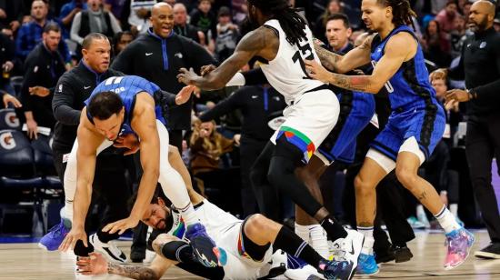 Los jugadores de Timberwolves y Magic protagonizan una pelea el viernes 3 de febrero de 2023.