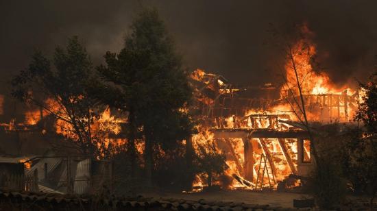 Las llamas consumen una casa la madrugada del 4 de febrero, cerca a la ciudad de Santa Juana (Chile).