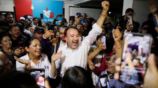 El candidato de la Revolución Ciudadana, a la Alcaldía de Quito, Pabel Muñoz, festeja con simpatizantes, el 5 de febrero de 2023. 