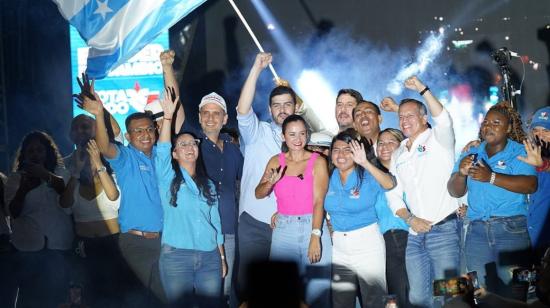 Aquiles Álvarez y Marcela Aguiñaga, durante su cierre de campaña en Cristo del Consuelo, este 2 de febrero de 2023.