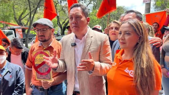 Cristian Zamora (centro) durante un recorrido de la campaña electoral, el 17 de enero de 2023. 