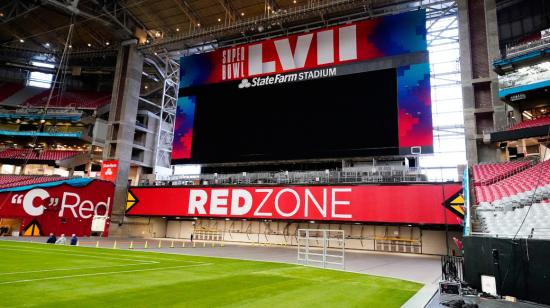 Vista de la pantalla electrónica del estadio State Farm en Arizona, el 31 de enero de 2023.