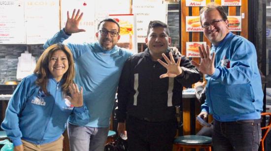 Mónica Pesántez (i), Iván Abril (d) concejales electos de Cuenca por la Revolución Ciudadana, junto a Roque Ordóñez, candidato a la Alcaldía. 