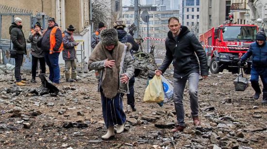 Personas salen de un edificio bombardeado por tropas rusas en Kharkiv, Ucrania, el 5 de febrero de 2023.