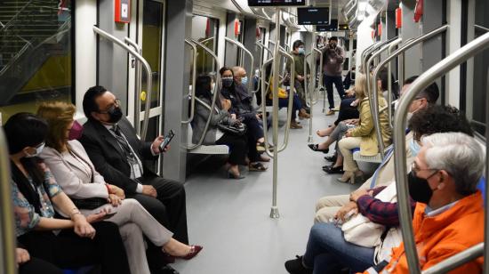 Pasajeros en el Metro de Quito, el 21 de diciembre de 2022.