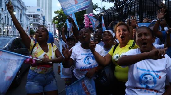 Simpatizantes del movimiento de la Revolución Ciudadana en el centro de Guayaquil, 6 de febrero de 2023.