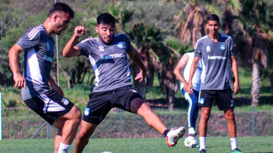 Jugadores de Emelec se entrenan durante la pretemporada del club, el 26 de enero de 2023.