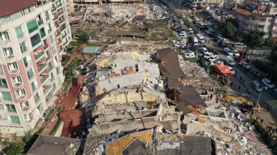 Una vista aérea muestra edificios derrumbados y dañados tras un terremoto en Hatay, Turquía. 7 de febrero de 2023. 