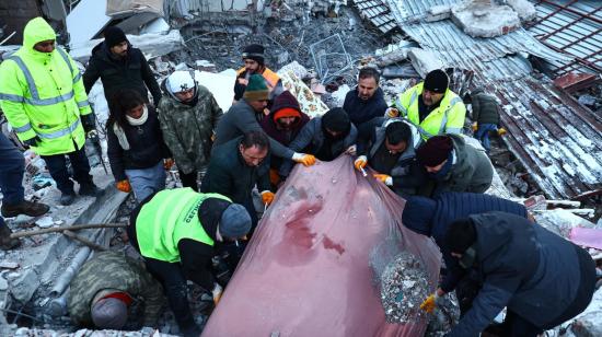 Rescatistas tratan de sacar personas de uno de los edificios destruidos en Kahramanmaras, Turquía, el 8 de febrero de 2023. 