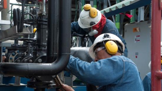 Imagen referencial de trabajadores de Petroecuador en un campo petrolero, en la Amazonía, junio de 2022. 