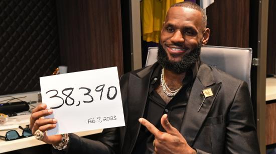 LeBron James sostiene un cartel con la cantidad de puntos que ha anotado durante su carrera en la NBA, el 7 de febrero de 2023.