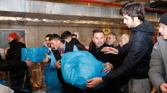 Jugadores y cuerpo técnico del Galatasaray alimentos a los damnificados por el terremoto en Turquía.