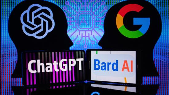 Ilustración gráfica de los logos de dos programas con inteligencia artificial, ChatGPT y Bard, el 8 de febrero de 2023. 