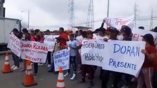 Familiares y allegados de Junior Roldán, alias 'JR', durante una manifestación para exigir su liberación de la cárcel regional de Guayaquil, el 8 de febrero de 2023.