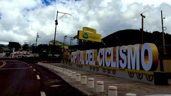 Letrero de Tulcán, Capital del Ciclismo, ubicado en el Obelisco, en el ingreso de la ciudad. 