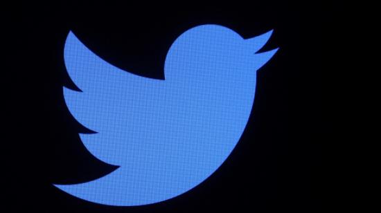Logo de Twitter en fondo negro, el 9 de febrero de 2023. 