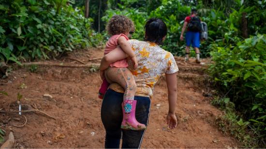 Imagen referencial. Una mujer y su hija caminan por la selva del Darién, frontera entre Panamá y Colombia, el 28 de julio de 2022. 