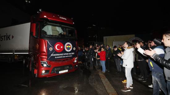 Un camión del Fenerbahce sale desde la sede del club con comida y materiales para ayudar a los damnificados por los terremotos en Turquía. 