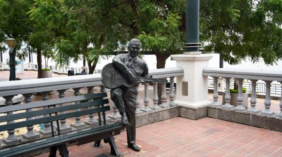 Estatua de Julio Jaramillo en Puerto Santa Ana, Guayaquil.