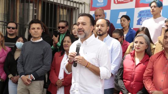 El alcalde electo de Quito, Pabel Muñoz, durante una rueda de prensa junto a sus concejales, el 9 de febrero de 2023 en Quito.