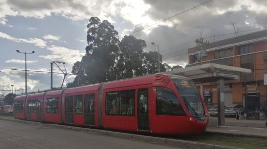 El tranvía, en parada de la Avenida de las Américas y Primero de Mayo, en Cuenca. 