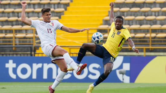 Alan Minda disputa el balón en el partido de Ecuador ante Venezuela por el Sudamericano Sub 20, el 9 de febrero de 2023.