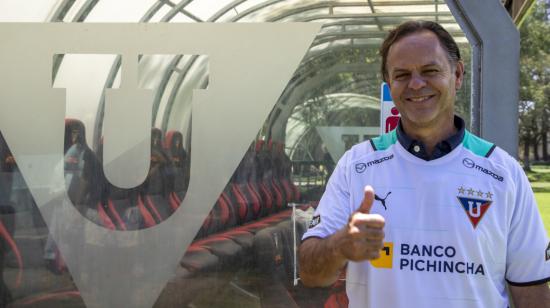 Eduardo Zambrano luce la camiseta de Liga en el Centro de Alto Rendimiento de Pomasqui, en enero de 2023. 