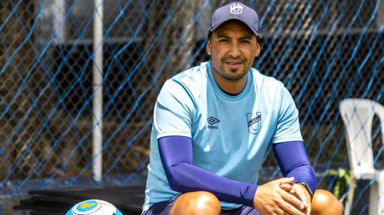 Daniel Néculman sonríe en el Complejo de la Armenia, en donde entrena Universidad Católica. 