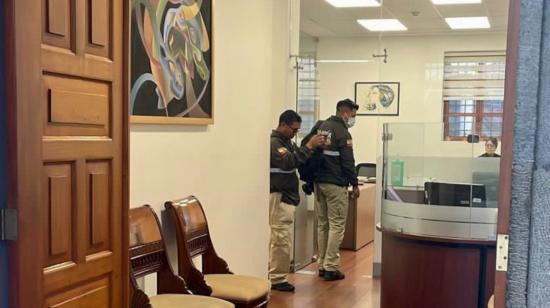 Momentos en que dos policías ingresan a la oficina de la Subsecretaría Jurídica de la Presidencia, en Quito, el 10 de febrero de 2023. 