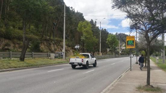 Un radar de velocidad instalado en la vía Cuenca-Azogues, el 10 de febrero de 2023.