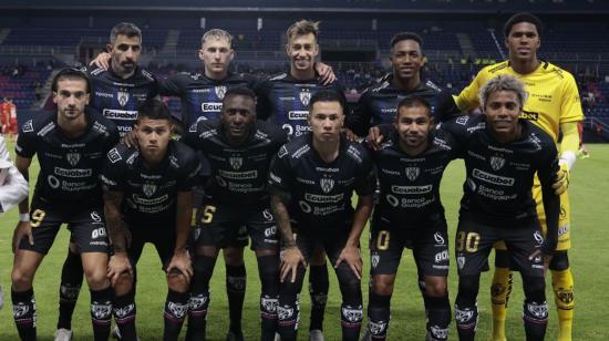 Los jugadores de IDV posan para una foto antes de enfrentar a Guayaquil City en Sangolquí, el 3 de febrero de 2023.