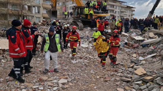 Miembros de la Unidad Militar de Emergencia rescatan a niños de los escombros el viernes 10 de febrero, en Turquía.