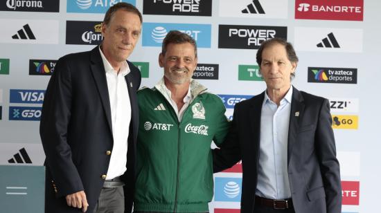 El director ejecutivo de Selecciones Nacionales, Rodrigo Ares de Parga, El técnico de la selección mexicana, Diego Cocca, y el director deportivo de las Selecciones, Jaime Ordiales posan durante la presentación de Diego Cocca como nuevo técnico de la selección mexicana.