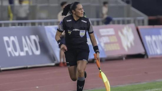 La árbitra riobambeña Mónica Amboya, durante un partido por el campeonato ecuatoriano de fútbol.