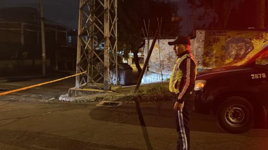 Un policía metropolitano en las inmediaciones del colegio Gran Colombia de Quito, el 10 de febrero de 2023.