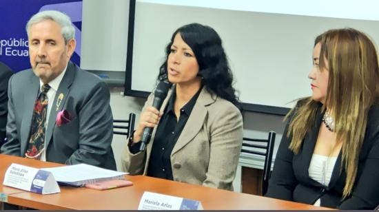 María Elisa Soledispa (centro) durante la rueda de prensa del lanzamiento del plan piloto para la implementación de las gasolinas EcoPlus y Súper Premium, el 7 de junio de 2022.