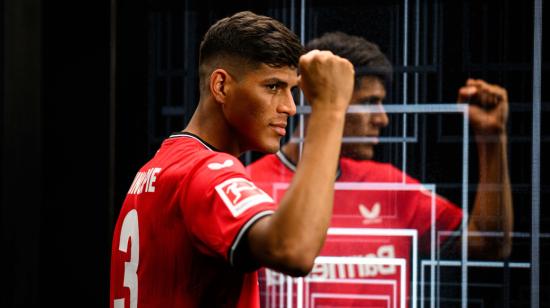 El ecuatoriano Piero Hincapié luce la camiseta del Bayer Leverkusen en el día de su renovación de contrato, el 12 de febrero de 2023.