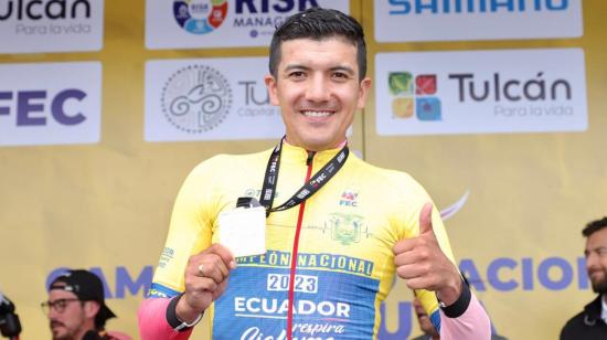 Richard Carapaz sostiene su medalla de campeón nacional de ruta, el 12 de febrero de 2023.