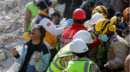 Una mujer es rescatada tras 177 horas del terremoto de Turquía, el 13 de febrero de 2023.